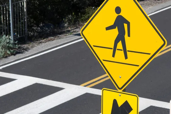 دوائر المنيوم لأدوات الطبخ والإضاءة وإشارات الطرق-pedestrian-crossing-sign_width=1200&disable=upscale&format=pjpg&auto=webp